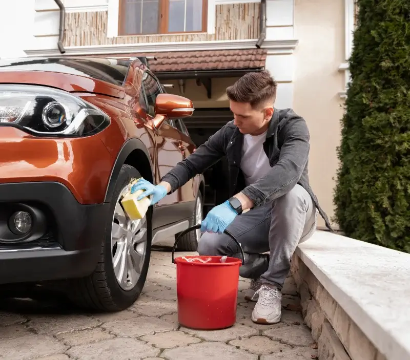 Lavage auto à domicile Les Mujouls : professionnel intervenant sur un véhicule